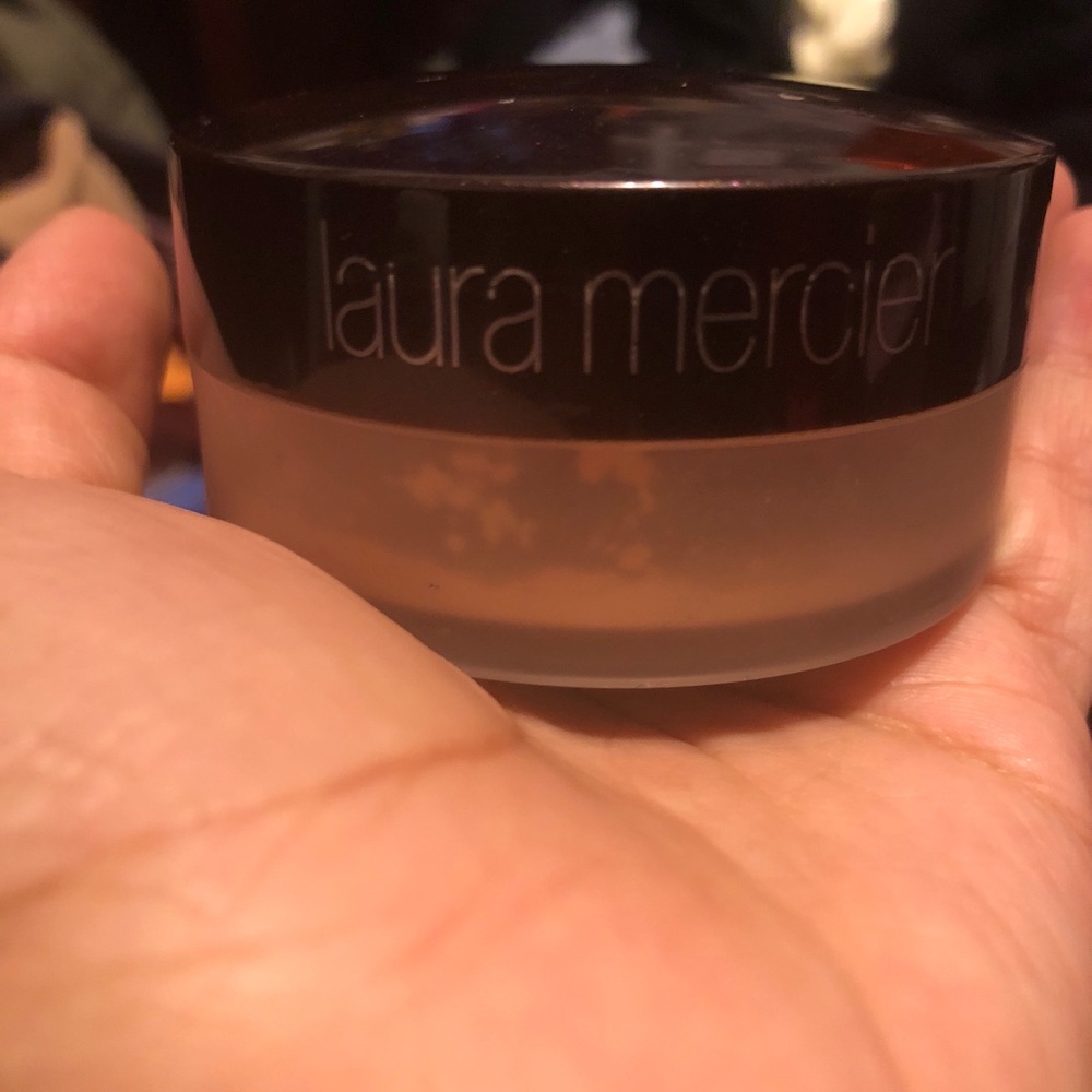 Laura Mercier Finishing Powder 2